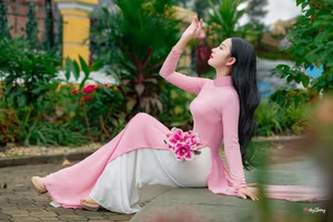 VGU No.158: Discover the Timeless Grace of Vietnamese Beauty in a Stunning Pink Ao Dai-6