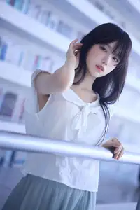 Shika Xiaolulu: Elegant Beauty in a Modern Library, A Captivating Serene View-1