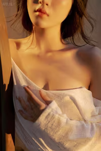 VGU No.154: Discover the Alluring and Dreamy Beauty of a Woman Bathed in Golden Sunlight-4