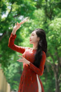 VGU No.109: Admire the Graceful Vietnamese Ao Dai Amidst a Sea of Vibrant Flowers-9
