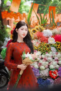 VGU No.109: Admire the Graceful Vietnamese Ao Dai Amidst a Sea of Vibrant Flowers-8