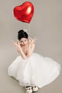 Coser Nnian LOVE Valentine's Special: Enchanting White Dress & Heart Balloons Photoshoot-34