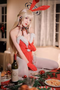 Coser Feng Jiang Jiang V: Blue Archive's Asuma Toki Shines This Christmas (40P) - Captivating Festive Cosplay-3