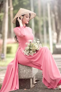 VGU No.62: Discover the graceful traditional beauty of Vietnam with Ao Dai and conical hat-0