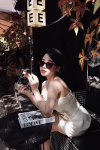 VGU No.1: Stylish Girl Flaunts Alluring Beauty at Autumn Cafe 1000020794-6