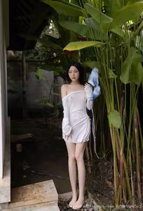 XiuRen No.10377: Yu Zi Jiang Fish – Graceful Beauty by the Summer Pool-31