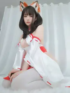 Coser Baiyin transforms into an enchanting Shrine Fox, showcasing captivating beauty in unique Kitsune cosplay-11