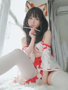 Coser Baiyin transforms into an enchanting Shrine Fox, showcasing captivating beauty in unique Kitsune cosplay-2