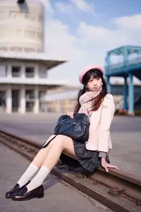 Explore Tun Shu Mei Vol.8548: The girl with a pink beret and enchanting fashion style on railway tracks-4