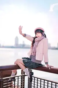 Explore Tun Shu Mei Vol.8548: The girl with a pink beret and enchanting fashion style on railway tracks-22