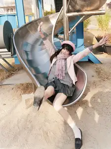 Explore Tun Shu Mei Vol.8548: The girl with a pink beret and enchanting fashion style on railway tracks-2