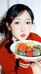 YiTuYu Art Language Vol.8573 zzzzzzz: A Girl's Sweet Relaxed Moment with a Bowl of Fruits-14