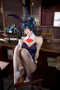 Coser Jiu Qi Miao Transforms into Ryūka Fisaki Bunny Girl: A Dazzling Blue Archive Cosplay-13