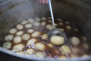 Hanoi's Banh Troi Tau: A heartwarming street food specialty, chasing away winter's chill.-2