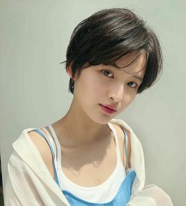 Beautiful Women's Tem Hair for Round Faces: Stylish Short Cuts-10