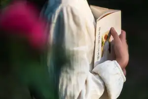 Zhong Ting Er's Serene Reading in Nature - YiTuYu Vol 8584 Art Language Collection-13