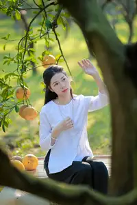 Gentle Girl in Pomelo Garden, Youthful Beauty Blending with Nature 17639840-1