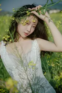 Man Jiao YiTuYu Vol.8529: Ethereal Beauty Reflected in Nature's Gentle Embrace-1