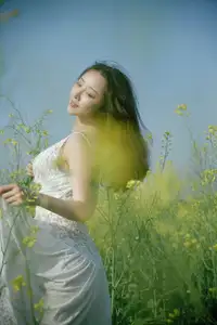 Man Jiao YiTuYu Vol.8529: Ethereal Beauty Reflected in Nature's Gentle Embrace-8