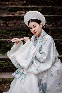 VGU No.116: Timeless Vietnamese Grace in Traditional Attire - Discover Cultural Beauty and Elegance-1