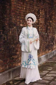 VGU No.116: Timeless Vietnamese Grace in Traditional Attire - Discover Cultural Beauty and Elegance-6