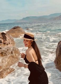 Phanh Lee flaunts alluring figure in one-piece bikini on beach, impressive summer style-8