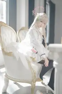 Ethereal Beauty: Coser Lunananya as Kirifuji Nagisa from Blue Archive - A Captivating Portrayal-3