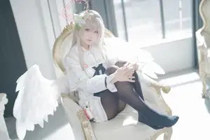 Ethereal Beauty: Coser Lunananya as Kirifuji Nagisa from Blue Archive - A Captivating Portrayal-0