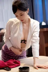 Captivating Yue Er Yue Er in Chic Office Attire - XiuRen No.10620-20