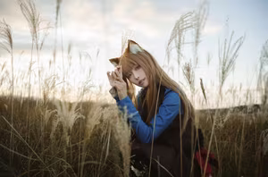 Coser Ely_eee: Holo's Radiant "Soft Glow" Cosplay Amidst Warm Grass-24