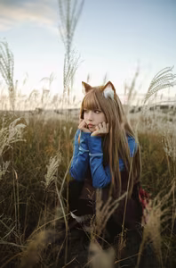 Coser Ely_eee: Holo's Radiant "Soft Glow" Cosplay Amidst Warm Grass-10