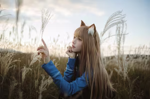 Coser Ely_eee: Holo's Radiant "Soft Glow" Cosplay Amidst Warm Grass-17