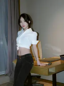 Zhi Zhi: Alluring XiuRen Intern Secretary Captivates with Professional Charm.-32