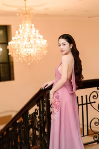 VGU No.82: Pink Modern Ao Dai Showcasing Elegant Vietnamese Beauty and Sophistication-7