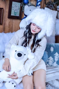 XVG No.41: Winter Wonderland Muse Decorating Sparkling Christmas Tree-0