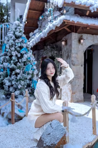 XVG No.41: Winter Wonderland Muse Decorating Sparkling Christmas Tree-5
