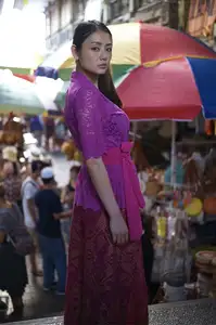 Moemi Katayama: Elegant in Purple Amidst a Traditional Market - Bamboo e-Book Hanabira-0