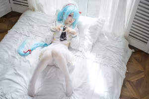 Stunning Cosplay: Shi Liang Yu as Janus Sailor Uniform in Captivating Reflection-13