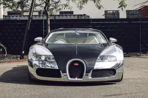 Close-up of the Ultra-Rare Bugatti Veyron Pur Sang #01: A $2.1M Limited Edition Hypercar with its Unique Speed Key-2