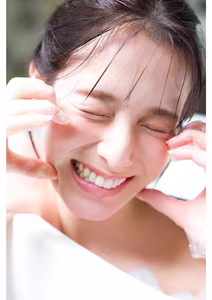 Kurea Hazuki: Alluring Grace in Purple Bikini, Unveiling Natural Beauty-16