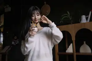 YiTuYu Vol.8549: Leng Ku Wang Ye's Dreamy Elegance in a White Sweater-1