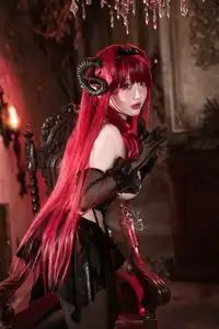 Coser Qie Qie Celia Transforms into Hindenburg: The Alluring Mystique of the Red-Haired Demoness in Unique Cosplay Photoshoot.-16
