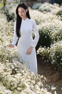 Elegant Vietnamese Woman in White Ao Dai Amidst Blooming Daisy Field - VGU No.123-3