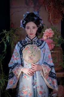 Elegant Traditional Chinese Attire & Classic Beauty-21