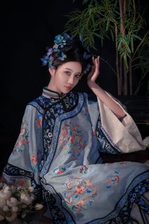 Elegant Traditional Chinese Attire & Classic Beauty-0