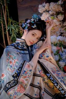Elegant Traditional Chinese Attire & Classic Beauty-14