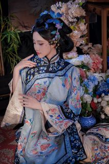 Elegant Traditional Chinese Attire & Classic Beauty-12