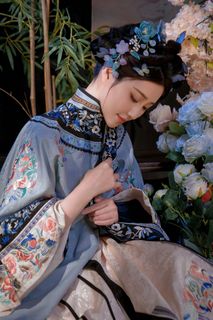 Elegant Traditional Chinese Attire & Classic Beauty-10