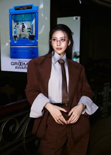 Miss Bùi Quỳnh Hoa Dazzles in Chic Menswear Suit, Showcasing Unique Fashion Sense.-2