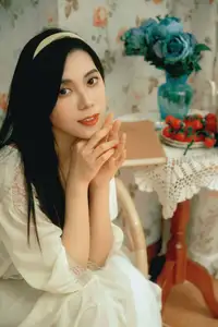 Discover Pai Pai's Dreamy Elegance in YiTuYu Vol.8568: A Gentle Retro Charm-2